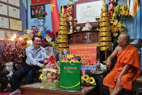 Trà Vinh: Đoàn Ủy ban Dân tộc thăm, chúc Tết Chôl Chnăm Thmây tại chùa Âng