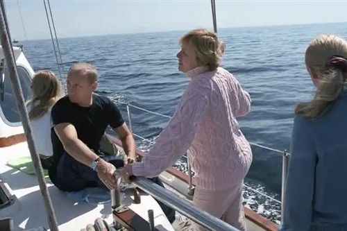 Hai con gái ông Putin mới bị Mỹ trừng phạt, họ là ai?