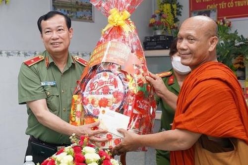 Thiếu tướng Lê Tấn Tới chúc Tết Chol Chnam Thmay tại tỉnh Cà Mau