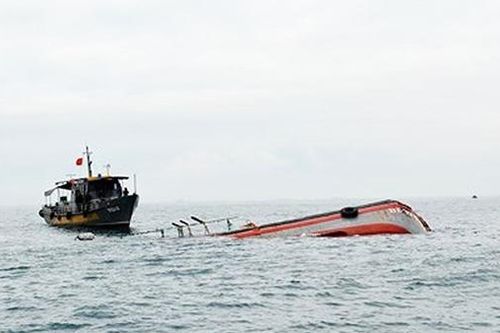 Tàu chở 20.000 lít dầu chìm trên biển sau va chạm, 1 thuyền viên mất tích