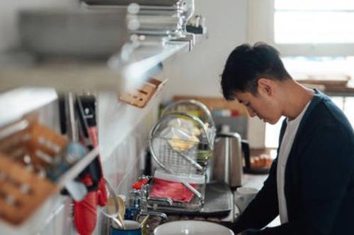 Dân mạng bất bình chuyện chàng trai lần đầu ra mắt bị 'lừa' rửa 8 mâm bát