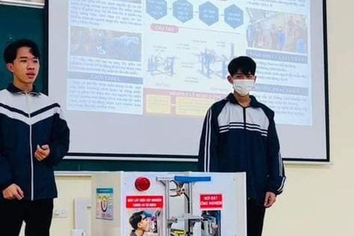 Hai học sinh sáng chế máy lấy mẫu xét nghiệm COVID-19 tự động đạt giải quốc gia
