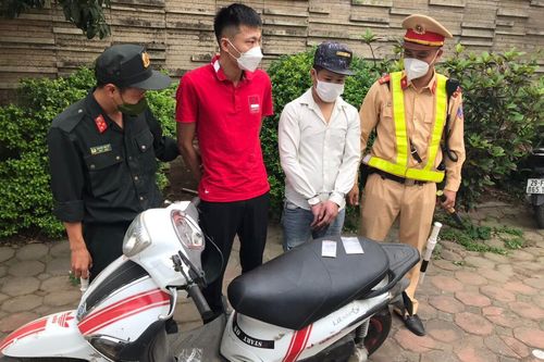 Nam thanh niên giấu ma túy trong ví xách tay lượn phố, 'đụng' ngay cảnh sát 141