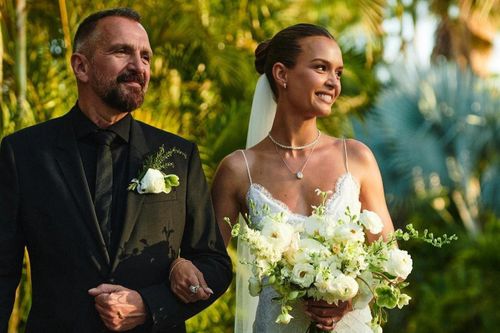 Thiên thần nội y Josephine Skriver kết hôn