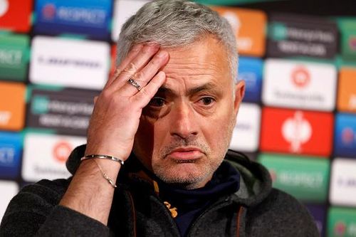 Mourinho chê mặt cỏ nhân tạo sau trận thua ngược
