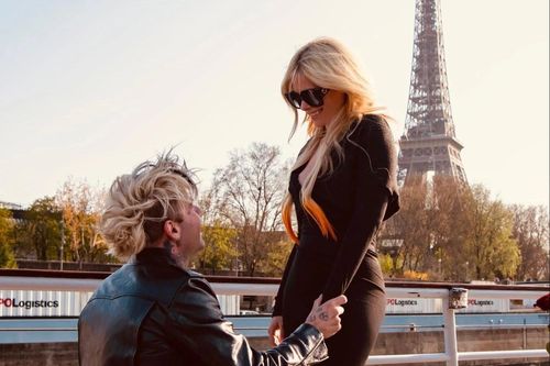 Bạn trai quỳ gối cầu hôn Avril Lavigne