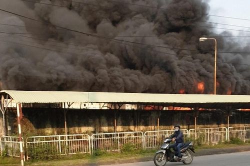 Hiện trường vụ cháy công ty may khiến hàng trăm công nhân tháo chạy