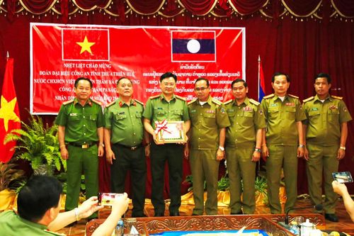 Chính phủ Lào tặng Huy chương cao quý cho Công an tỉnh Thừa Thiên Huế