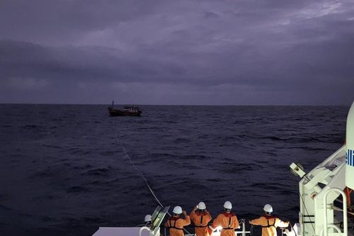 Cứu 3 ngư dân trên tàu cá sắp chìm tại vùng biển Hoàng Sa