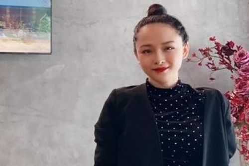 Hoa hậu Trương Hồ Phương Nga lên đồ công sở khi đi làm