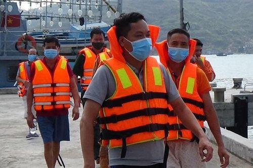 BĐBP Bình Định tiếp nhận 9 thuyền viên bị nạn do va chạm tàu hàng trên biển