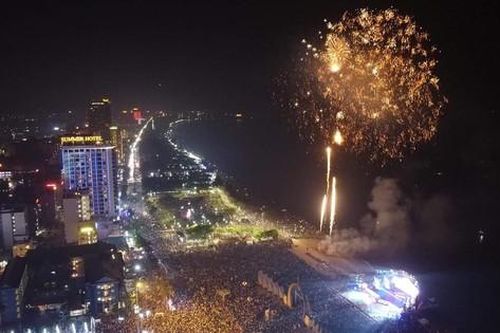 Pháo hoa rực sáng trong đêm khai mạc du lịch Cửa Lò