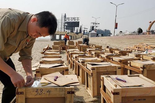 Lắp ráp giàn pháo hoa 'cực khủng' khai hội du lịch bên bờ biển Cửa Lò