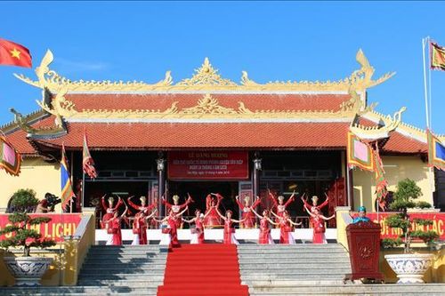 Bày tỏ lòng thành kính, tưởng nhớ công ơn các Vua Hùng