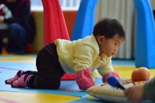 Bé 3 tuổi vẫn chưa biết đi, bác sĩ vừa khám đã khuyên mẹ báo cảnh sát
