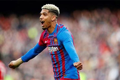 Barca giữ chân thành công Araujo đến năm 2026