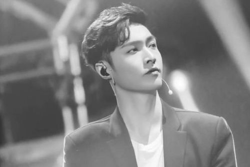 Đúng ngày kỉ niệm EXO debut, thành viên người Trung Trương Nghệ Hưng (Lay) thông báo rời SM