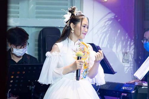 Lương Bích Hữu nhận về loạt chê bai khi hát tiếng Hoa, đã vậy trang phục còn như phim chưởng!