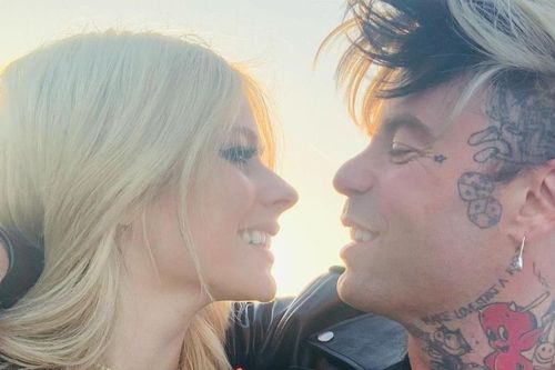 'Nữ hoàng nhạc Pop punk' Avril Lavigne khoe nhẫn cưới cùng bạn trai kém tuổi