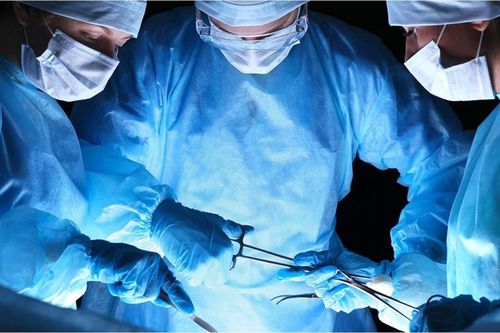 Nhai tóc suốt hơn một năm, bé gái được bác sĩ lôi ra từ trong bụng thứ 'khủng khiếp'