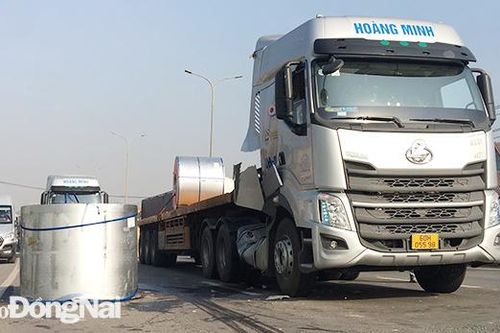 Xe đầu kéo làm rơi cuộn sắt xuống đường