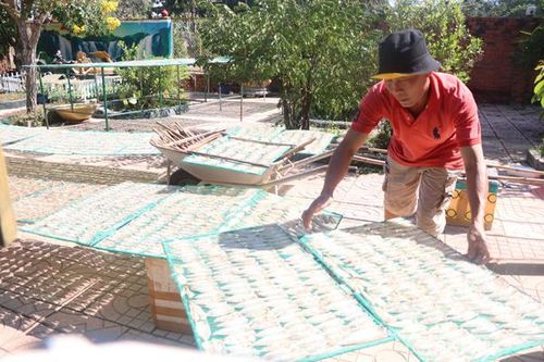'Quà quê' đãi khách từ hồ Trị An