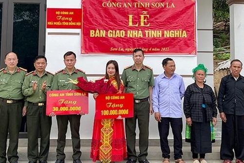 Bàn giao nhà tình nghĩa cho cán bộ Công an có hoàn cảnh khó khăn