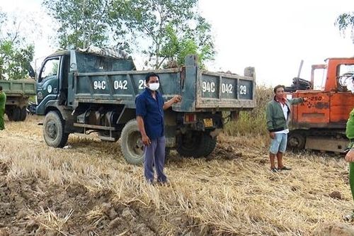 Bắt quả tang các đối tượng khai thác đất trái phép