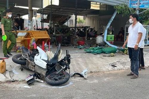 Người phụ nữ đứng trước nhà bị xe máy lao đến tông tử vong