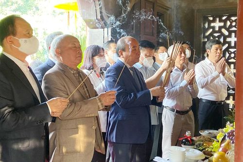 Chủ tịch nước Nguyễn Xuân Phúc dâng hương tưởng niệm Tổng đốc Hoàng Diệu