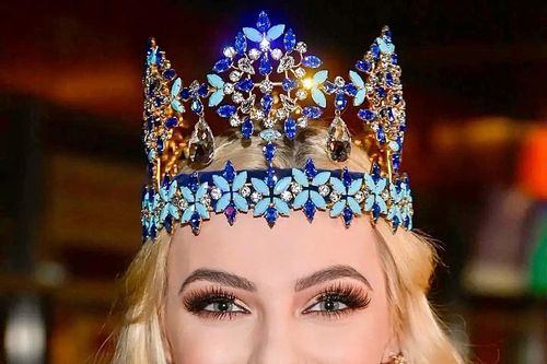 Hoa hậu Thế giới mặc giản dị vẫn đẹp rạng ngời ngày về quê hương