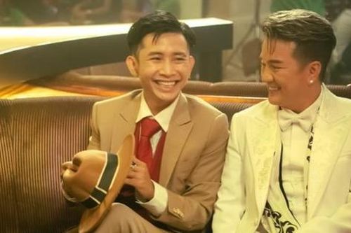 Được Mr Đàm 'hôn tới tấp' ở trường quay, Ricky Star phấn khích khoe ngay với gia đình
