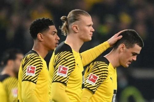 Sao Dortmund bật khóc khi rời sân