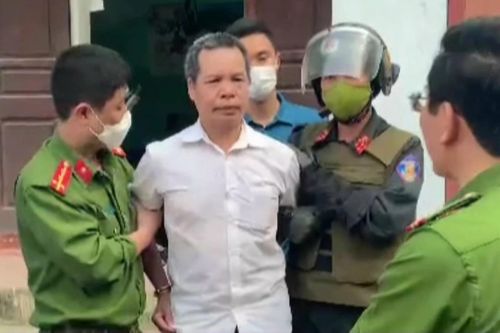 Khống chế người tấn công cán bộ xã, cố thủ trong nhà
