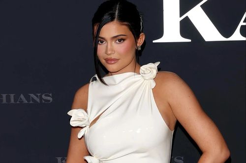 Vóc dáng của Kylie Jenner sau hai tháng sinh con