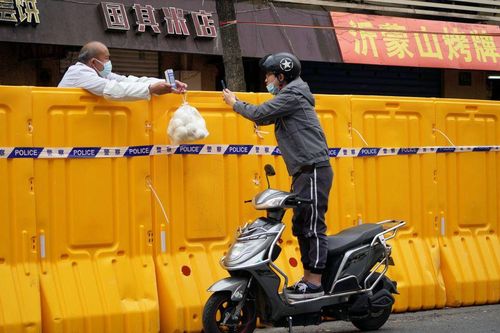 Giữa cảnh phong tỏa, người Thượng Hải lén ra ngoài đổi thức ăn
