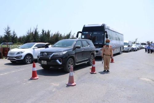 Đường ra đảo Cát Bà ùn ứ ngày đầu lễ giỗ Tổ