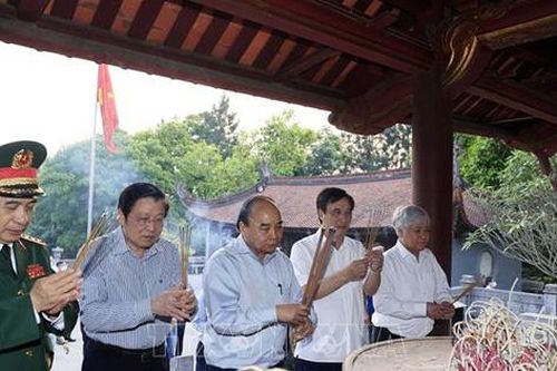 Chủ tịch nước Nguyễn Xuân Phúc dâng hương Tổ Mẫu Âu Cơ và Quốc tổ Lạc Long Quân