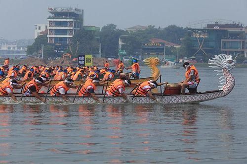 Hội thi Bơi chải trên hồ Công viên Văn Lang