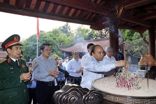 Chủ tịch nước Nguyễn Xuân Phúc dâng hương Tổ Mẫu và Quốc Tổ
