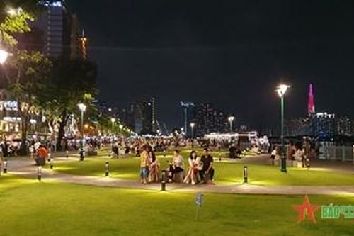 Công viên Bến Bạch Đằng (TP Hồ Chí Minh): Đẹp và chưa đẹp!