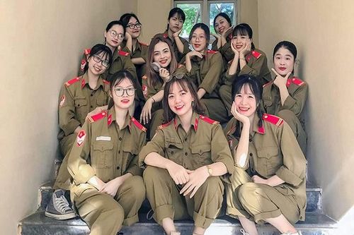 Đi học quân sự, dàn gái xinh ĐH Mở lộ sắc vóc 'tuyệt trần'
