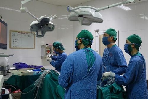 Nuốt mảnh xương, người đàn ông 38 tuổi thủng ruột non nguy kịch