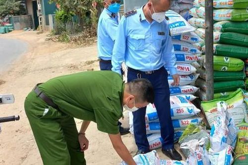 Cơ sở kinh doanh đang bán 5 tấn thức ăn chăn nuôi hết hạn sử dụng ra thị trường