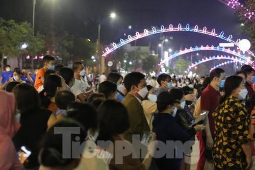 Dòng người đổ về phố đi bộ, TP Vinh nhộn nhịp trong đêm