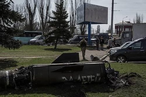 Nga - Ukraine lời qua tiếng lại về vụ tấn công nhà ga Donbass