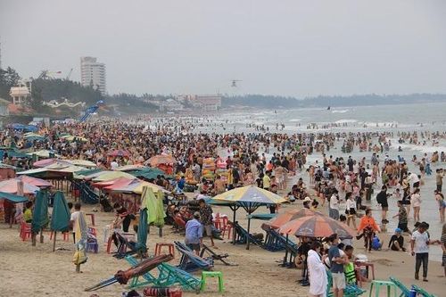 Biển Vũng Tàu nhộn nhịp, đông đúc ngày đầu kỳ nghỉ lễ giỗ Tổ
