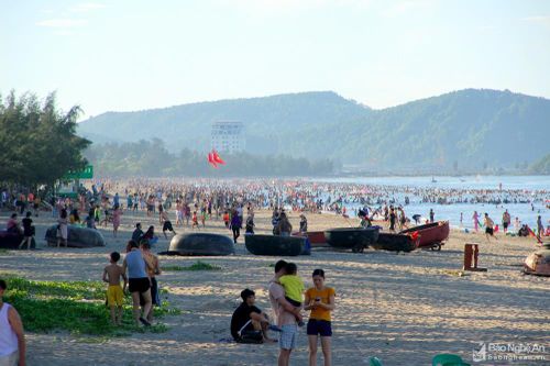 Trên 3 vạn du khách đổ về phố biển Cửa Lò trong ngày khai hội