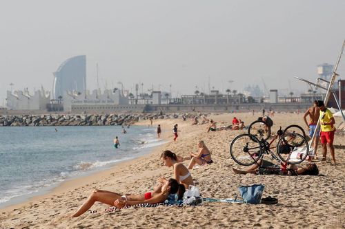 Cấm hút thuốc lá tại các bãi biển ở Barcelona