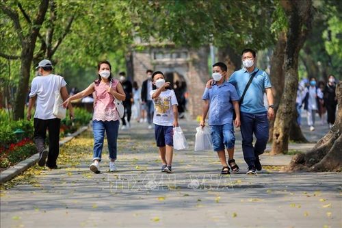 Người dân Thủ đô vui chơi trong ngày đầu nghỉ lễ Giỗ Tổ Hùng Vương